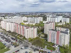 Część wschodnia osiedla. Widok z południowego zachodu znad alei Harcerzy Rzeczypospolitej (na pierwszym planie ulica Sonaty, dalej w tle część Służew nad Dolinką II)