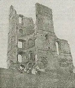 Wieża przybramna zamku w 1917 roku