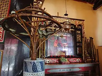 Wąż koło ołtarza (2013)