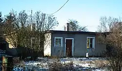 Dom przy ulicy Burgundzkiej wchodzący w skład zabudowy osiedla Opieki Społecznej (2016)