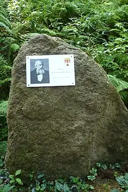 Kamień pamiątkowy przy grobowcu