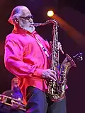 :Sonny Rollins w 2009 z saksofonem tenorowym; grywa też na sopranowym