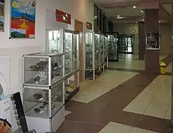 Sala z wystawą eksponatów geologicznych