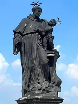 Na zdjęciu widać pomnik św. Antoniego, trzymającego na ręku Dzieciątko Jezus