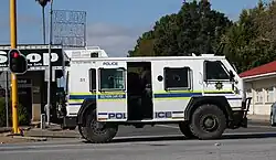 Widoczne specjalne, przesuwane drzwi boczne