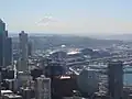 Widok na Safeco Field i CenturyLink Field ze Space Needle.