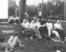 Przed spadochroniarnią na ławce, drugi od lewej: Marek Boryczka, Bogdan Bryzik, na kolankach siedzi mu Ewa nn, z tyłu na ziemi siedzą: Mirosław Flaszka i Wiesław Walasiewicz