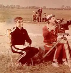 Przy telemetrze w czerwonym dresie Sędzia Mistrzostw Janusz Furtak