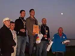 Spadochronowe Mistrzostwa Śląska 2012. Klasyfikacja celność lądowania (spadochrony szybkie): I miejsce – Tymoteusz Tabor, II miejsce – Jerzy Wojtas, III miejsce – Bartłomiej Ryś (czerwiec 2012)