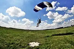 Kamil Więcławik podczas lądowania