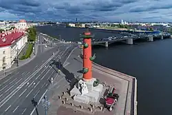 Kolumna rostralna przed Giełdą