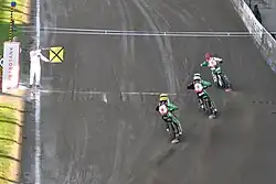 Chorągiewka z czarnymi przekątnymi, tzw. "żółta flaga, czarny krzyż" informuje o rozpoczęciu ostatniego okrążenia