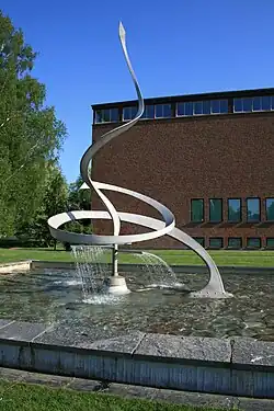 Arne Jones, Ruch spiralny, 1954 (nitowana blacha aluminiowa). Ruchoma rzeźba-fontanna na dziedzińcu przed muzeum