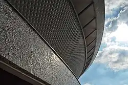 Zbliżenie na fragment tarasu okalającego halę Spodka i na jej konstrukcję (2014)