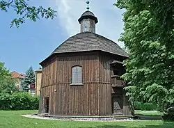 Główne wejście do kaplicy i chór.