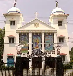 Fasada biało otynkowanego kościoła z dwiema wieżami