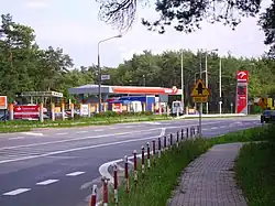 Stacja benzynowa w Józefowie przy drodze wojewódzkiej nr 801 (2006)