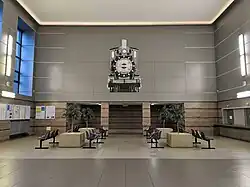 Hol główny stacji Bytom, widok na wschód (W stronę zegara z motywem kolejowym)