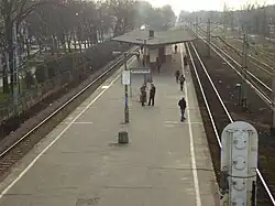 Peron stacji. Widok z kładki w kierunku Zielonki (2008)