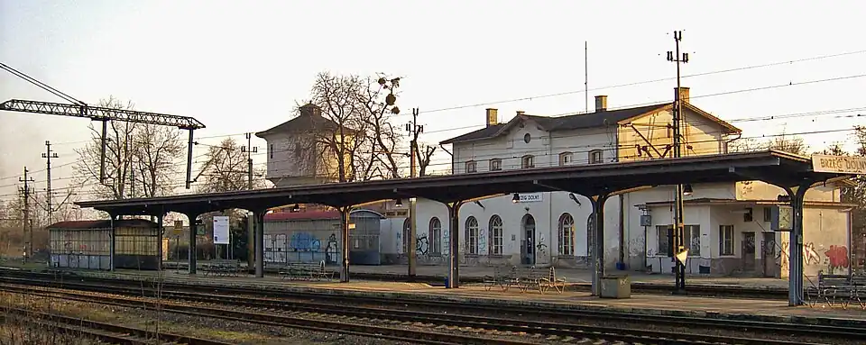 Panorama sprzed modernizacji dworca z widokiem na wieżę ciśnień