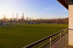 Zdjęcie boiska sportowego z zieloną murawą.