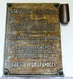 Tablica poświęcona Stanisławowi Kalandykowi w gmachu
