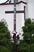 Krzyż obok kościoła