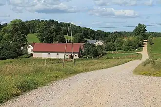 Zabudowa wzdłuż drogi gruntowej