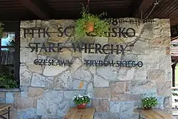 Napis na budynku schroniska