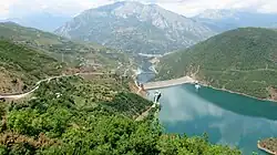 Widok na zaporę i jeziora