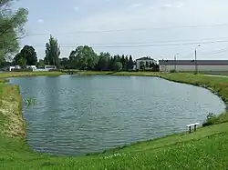 Staw Pozytywka w zlewni Rowu Jeziorki poddany rekultywacji w celu zwiększenia pojemności retencyjnej. W jednej z wersji źródeł cieku, znajduje się na jego biegu