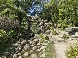 Wzgórze z kaskadą zasilającą staw w wodę