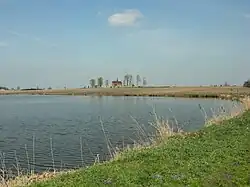 Kaplica cmentarna na tle stawu