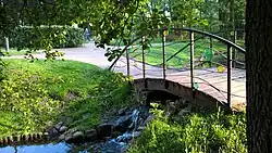 Mostek i kaskada pomiędzy stawami