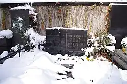 Grób historyków literatury Stefana Treugutta i Zofii Stefanowskiej-Treugutt oraz symboliczny grób jej ojca - lekarza i legionisty Antoniego Stefanowskiego, zamordowanego w Katyniu, na Starych Powązkach w Warszawie