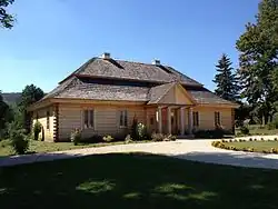 Rekonstrukcja dworku w Ciekotach, w którym przez 12 lat (1871–1883) Stefan Żeromski mieszkał wraz z rodzicami