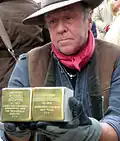 Kostki pamięci (Stolpersteine) w Hanowerze w rękach inicjatora Guntera Demniga