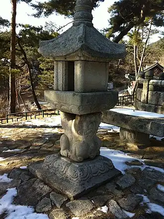 Kamienna latarnia dla mistrza sŏn Muhaka Chach'o