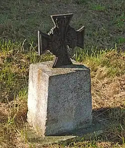 Nagrobek z austriackim krzyżem Ludwiga