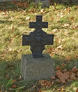 Nagrobek z krzyżem dwuramiennym