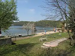 Plaża nad jeziorem