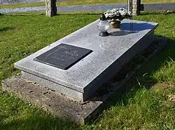 Na przycerkiewnym cmentarzu