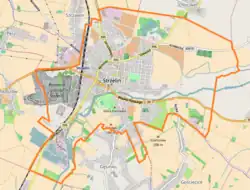 Mapa konturowa Strzelina, w centrum znajduje się punkt z opisem „Ratusz w Strzelinie (wieża wraz z terenem dawnego ratusza)”