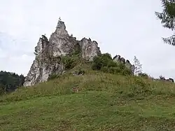 Skała z krzyżem u podnóży wzniesienia Sivá skala