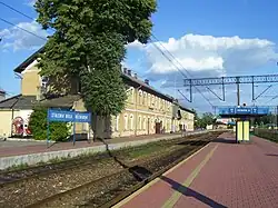 Widok na budynek stacyjny i peron 2.