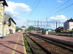 Widok z peronu 1. w kierunku Stalowej Woli Południe. Po prawej stronie były hotel załóg, w głębi budynek szpitala kolejowego.