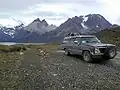Ten samochód - GMC Sierra - przejechał całą Panamericana z Deadhorse / Prudhoe Bay, Alaska do Ushuai, Ziemia Ognista, Argentyna. Zdjęcie przed Torres del Paine, Patagonia, Chile.