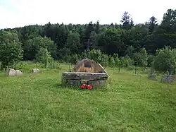 Głaz pomnikowy i krzyż