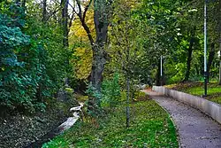 Sudół Dominikański na Prądniku Czerwonym w rejonie między ul. Strzelców i Sudolską i trasa spacerowa prowadząca wzdłuż potoku