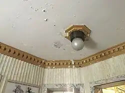 Sufit, lampa i górne części obramień otworów drzwiowych w willi Grohmana